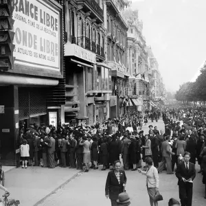 Print of a crowded Champs Elysees scene