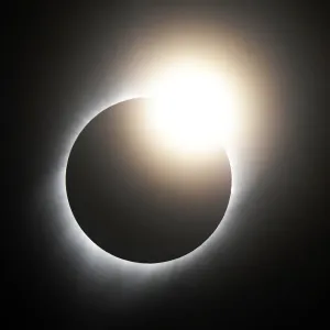 Grand Éclipse Américain Anneau de Diamant Affecte. Grand Éclipse Américain Anneau de Diamant Affecte.