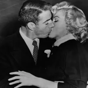 Marilyn Monroe Kisses Joe Di Maggio Marilyn Monroe Kisses Joe Di Maggio