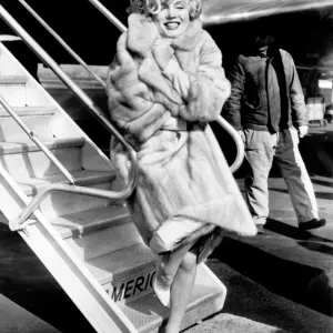 Marilyn Monroe se pose à l'aéroport La Guardia. Marilyn Monroe se pose à l'aéroport La Guardia.