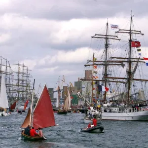 Vue générale de voiliers et bateaux participant au festival Brest 2000. Vue générale de voiliers et bateaux participant au festival Brest 2000.
