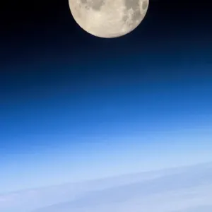 Lune pleine ; vue au-dessus de l'horizon de la Terre et du phénomène d'airglow. Lune pleine ; vue au-dessus de l'horizon de la Terre et du phénomène d'airglow.
