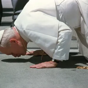 New Zealand Print: Pope Kisses Ground at Auckland Airport 1986 New Zealand Print: Pope Kisses Ground at Auckland Airport 1986