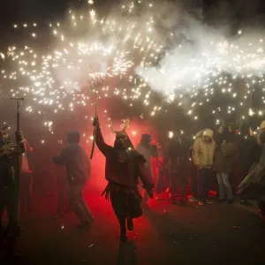 Un participant vêtu d'un costume de démon participe au festival traditionnel du Correfoc.