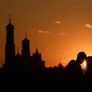 Russia-Sunset-Couple-Love-Silhouette
