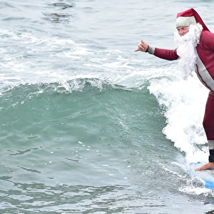 Us-Holiday-Surfing-Santa-Offbeat