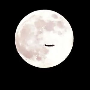 Us-Moon-Feature Us-Moon-Feature