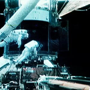 Us-Spacewalk to Hubble