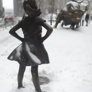 Us-Weather-Frarless Girl Statue