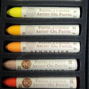 Ein Blick auf Pastellkugeln in einem Werkstattraum im Raphael-Isabey-Sennelier-Werkzeugfabrik in Saint-Brieuc Ein Blick auf Pastellkugeln in einem Werkstattraum im Raphael-Isabey-Sennelier-Werkzeugfabrik in Saint-Brieuc