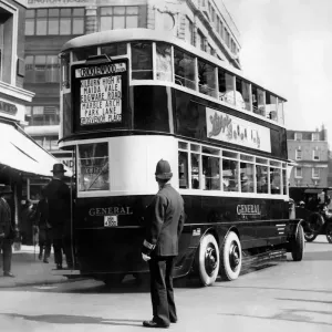 Un autobus a due piani pneumatico a sei ruote fotografato negli anni '20. Un autobus a due piani pneumatico a sei ruote fotografato negli anni '20.