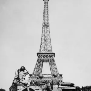 Les soldats américains admirant la Tour Eiffel après la libération de Paris.
