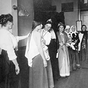 European women undergo medical examination on Ellis Island, New York, c. 1900 (b / w photo)