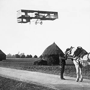 Flight by Henri Farman (1874-1958) from Chalons to Reims, 1908 (b / w photo)