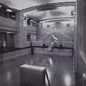RMS Queen Mary: Swimming pool for cabin class (b / w photo)