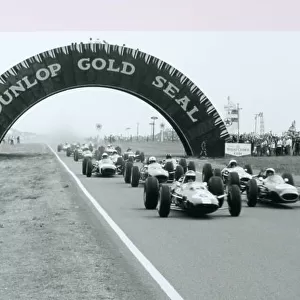 1965 South African Grand Prix. East London, South Africa. 30/12/64-1/1/1965. Jim Clark (Lotus 33 Climax) leads at the start. He finished in 1st position. World Copyright - LAT Photographic