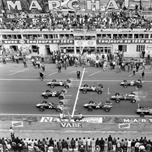 1967 French Grand Prix: Graham Hill, Jack Brabham and Dan Gurney lead Jim Clark, Bruce McLaren, Denny Hulme, Chris Amon, Jochen Rindt, Chris Irwin