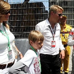 Formula One World Championship: Mika Hakkinen on the grid with girlfriend Marketa Kromotova, son Hugo and Heikki Kovalainen McLaren