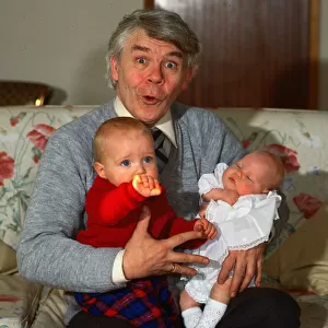 Andy Stewart singer December 1986 with grandchildren Kimberley Gordon and Brodie Munro