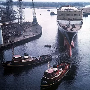 Ships - Shipping - Queen Elizabeth II - September 1967 Crowds gather as the QE2 is