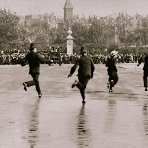 Suffragettes Raid Buckingham Palace London May 1914 Suffragettes try to present a