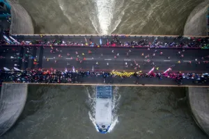 <b class=qtipBold><figcaption>ATHLETICS-BRITAIN-MARATHON</figcaption></b><br>Runners cross the half way point on Tower Bridge during the London Marathon in London on April 23, 2017. / AFP PHOTO / CHRIS J RATCLIFFE<br><em>© Copyright Agence France-Presse (AFP) - All Rights Reserved</em> ATHLETICS-BRITAIN-MARATHON