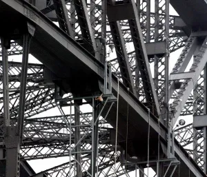 <b class=qtipBold><figcaption>Australia-Bridge-Spiderman</figcaption></b><br>Alain Robert of France climbs the Sydney Harbour Bridge without using ropes or safety equipment, 21 November 2003. Australian police arrested Robert, dubbed Spiderman for his feats in climbing some of the world's tallest buildings, after he scaled the famous bridge in an embarassing security breach just a day ahead of the Rugby World Cup final. AFP PHOTO/Greg WOOD / AFP PHOTO / GREG WOOD<br><em>© Copyright Agence France-Presse (AFP) - All Rights Reserved</em> Australia-Bridge-Spiderman