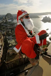 <b class=qtipBold><figcaption>AUSTRALIA-CHARITY-SANTAS</figcaption></b><br>A Santa from 'Variety - The Children's Charity' prepares to abseil down from the roof of a city hotel with the stunning harbour as a backdrop in Sydney on August 5, 2009. Five Santas helped to launch Variety's Sydney Santa Fun Run which will be held as part of a national fundraising event on November 29 for disabled and disadvantaged children. AFP PHOTO / Greg WOOD / AFP PHOTO / GREG WOOD<br><em>© Copyright Agence France-Presse (AFP) - All Rights Reserved</em> AUSTRALIA-CHARITY-SANTAS