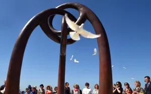 <b class=qtipBold><figcaption>Australia-Coogee-Memorial</figcaption></b><br>People release 88 doves as political leaders and families of victims of the Bali bombings gathered on Sydney's Coogee Beach on October 12, 2015, to mark the 13th anniversary of the terrorist attack that killed 88 Australians. AFP PHOTO / WILLIAM WEST<br><em>© Copyright Agence France-Presse (AFP) - All Rights Reserved</em> Australia-Coogee-Memorial