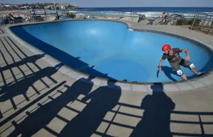 <b class=qtipBold><figcaption>Australia-Lifestyle-Bondi-Skate</figcaption></b><br>People watch a skateboarder in action at a skate park at Sydney's famous Bondi Beach on Easter Good Friday in Sydney. AFP PHOTO/Peter PARKS / AFP PHOTO / PETER PARKS<br><em>© Copyright Agence France-Presse (AFP) - All Rights Reserved</em> Australia-Lifestyle-Bondi-Skate