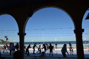 Sydney Prints: Australia-Lifestyle-Ice Skating-Bondi