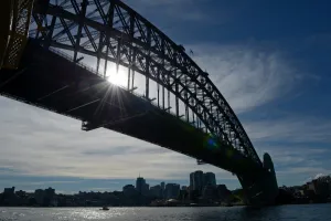 <b class=qtipBold><figcaption>Australia-Lifestyle-Sydney</figcaption></b><br>The sun shines on Sydney's iconic Harbour Bridge. AFP PHOTO / Greg WOOD / AFP PHOTO / GREG WOOD<br><em>© Copyright Agence France-Presse (AFP) - All Rights Reserved</em> Australia-Lifestyle-Sydney