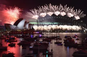 <b class=qtipBold><figcaption>AUSTRALIA-NEW YEAR</figcaption></b><br>Fireworks light up the sky over Sydney's Opera House (L) and Harbour Bridge during New Year celebrations in Sydney on January 1, 2016. AFP PHOTO / Saeed KHAN / AFP PHOTO / SAEED KHAN<br><em>© Copyright Agence France-Presse (AFP) - All Rights Reserved</em> AUSTRALIA-NEW YEAR