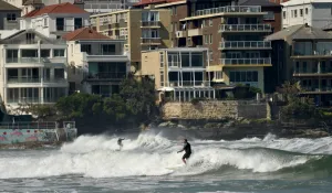 <b class=qtipBold><figcaption>Australia-Surf-Bondi-Wave</figcaption></b><br>A surfer takes a wave on Bondi Beach in Sydney on September 11, 2017. / AFP PHOTO / PETER PARKS<br><em>© Copyright Agence France-Presse (AFP) - All Rights Reserved</em> Australia-Surf-Bondi-Wave