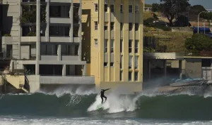 <b class=qtipBold><figcaption>Australia-Surfer-Wave-Bondi</figcaption></b><br>A surfer takes a wave on Bondi Beach in Sydney on September 11, 2017. / AFP PHOTO / PETER PARKS<br><em>© Copyright Agence France-Presse (AFP) - All Rights Reserved</em> Australia-Surfer-Wave-Bondi