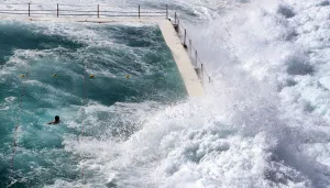 <b class=qtipBold><figcaption>Australia-Weather-Bondi-Waves</figcaption></b><br>A swimmer at the Bondi ocean pool watches as a big wave pours into the pool as large seas pound the coast at Bondi Beach in Sydney on March 6, 2017. / AFP PHOTO / WILLIAM WEST<br><em>© Copyright Agence France-Presse (AFP) - All Rights Reserved</em> Australia-Weather-Bondi-Waves