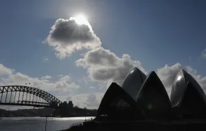 <b class=qtipBold><figcaption>Australia-Weather-Clouds</figcaption></b><br>Clouds drift over the Opera House (below-R) and the Harbour Bridge (below-L) in Sydney. AFP PHOTO / Greg WOOD / AFP PHOTO / GREG WOOD<br><em>© Copyright Agence France-Presse (AFP) - All Rights Reserved</em> Australia-Weather-Clouds