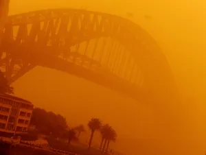 <b class=qtipBold><figcaption>Australia-Weather-Dust</figcaption></b><br>The Sydney Harbour Bridge is shrouded in an eerie blanket of dust on September 23, 2009. Sydney's cars and buildings turned orange as strong winds blew desert dust across the city, snarling commuter and air transport and prompting a warning for children and the elderly to stay indoors. AFP PHOTO / Greg WOOD / AFP PHOTO / GREG WOOD<br><em>© Copyright Agence France-Presse (AFP) - All Rights Reserved</em> Australia-Weather-Dust