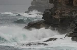 <b class=qtipBold><figcaption>Australia-Weather-Surf</figcaption></b><br>Large waves crash into cliffs at Bronte Beach near Sydney on June 24, 2013. Expected extreme weather did not arrive in Sydney but a large trough sitting off the coast has generated large damaging surf and king tides. AFP PHOTO / Greg WOOD / AFP PHOTO / GREG WOOD<br><em>© Copyright Agence France-Presse (AFP) - All Rights Reserved</em> Australia-Weather-Surf