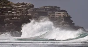 <b class=qtipBold><figcaption>Australia-Weather-Tamarama-Waves</figcaption></b><br>People watch the spray as large seas pound the coast near Tamarama Beach in Sydney on March 6, 2017. / AFP PHOTO / WILLIAM WEST<br><em>© Copyright Agence France-Presse (AFP) - All Rights Reserved</em> Australia-Weather-Tamarama-Waves