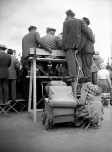 France Prints: Auto-Le Mans-Spectators