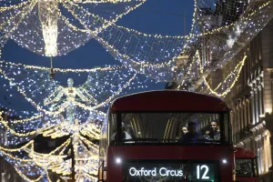Christmas - Xmas Prints: Britain-Economy-Retail-Chrtistmas