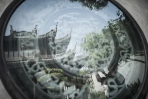 <b class=qtipBold><figcaption>China-Lifestyle-Tourism</figcaption></b><br>A tea house is reflected in a glass panel at Yu Garden, a popular tourist area, in Shanghai on September 8, 2016. / AFP PHOTO / FRED DUFOUR<br><em>© Copyright Agence France-Presse (AFP) - All Rights Reserved</em> China-Lifestyle-Tourism