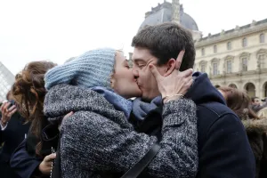 Images Dated 2014: A couple kisses during a flashmob in Paris on February 14, 2014, to mark the launch