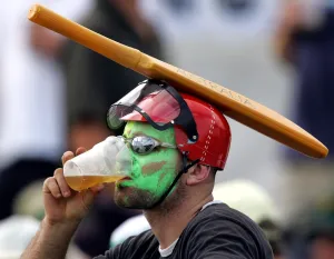 <b class=qtipBold><figcaption>Cricket-Aus-Sri-Fan-Hat</figcaption></b><br>An Australian fan sports an unusual hat as he drinks a beer and watches play on day two of the second cricket Test between Australia and Sri Lanka in Cairns, 10 July 2004. Australia are 7 for 474 at lunch. AFP PHOTO/Greg WOOD / AFP PHOTO / GREG WOOD<br><em>© 2004 AFP</em> Cricket-Aus-Sri-Fan-Hat