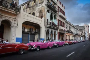 <b class=qtipBold><figcaption>Cuba-Chanel</figcaption></b><br>From their houses Cubans try to watch the Chanel performance at the Prado promenade in Havana, on May 3, 2016. / AFP PHOTO / ADALBERTO ROQUE<br><em>© Copyright Agence France-Presse (AFP) - All Rights Reserved</em> Cuba-Chanel