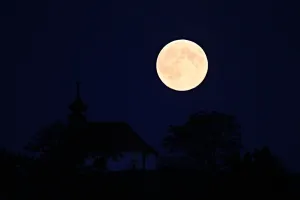 Amazing Moon Prints: Czech-Supermoon-Offbeat