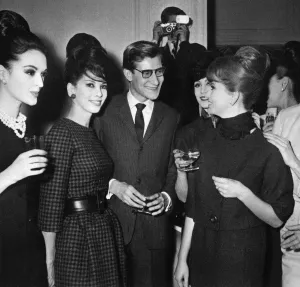 <b class=qtipBold><figcaption>Fashion-Saint-Laurent</figcaption></b><br>French fashion designer Yves Saint-Laurent has a drink with his models in January 1960. AFP / STF / AFP PHOTO / STAFF<br><em>© Copyright Agence France-Presse (AFP) - All Rights Reserved</em> Fashion-Saint-Laurent
