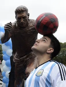 Sport Prints: Fbl-Argentina-Messi-Sculpture