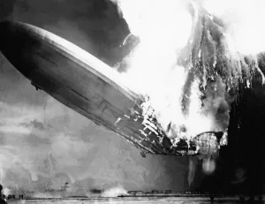 Flying-Zeppelin-Hindenburg Flying-Zeppelin-Hindenburg